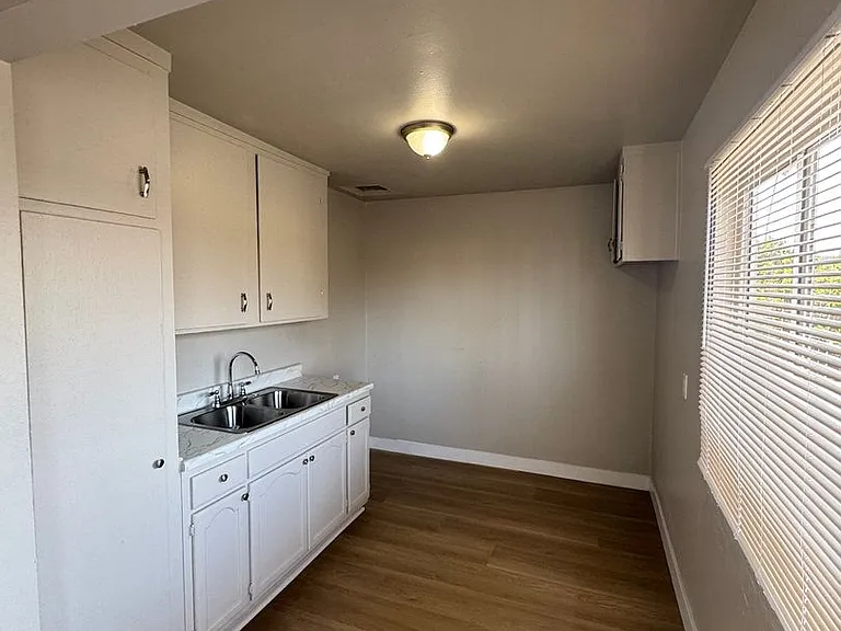 517 W 84th St — Photo 36