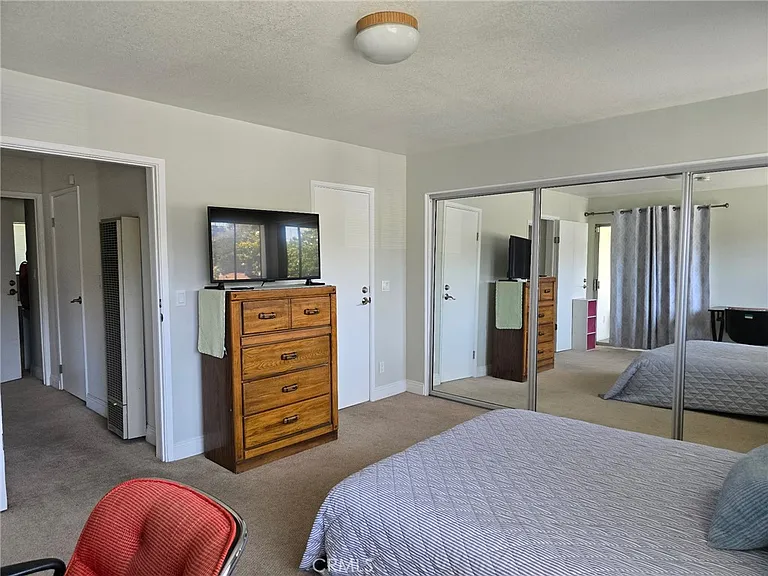 2646 Military Ave — Photo 8