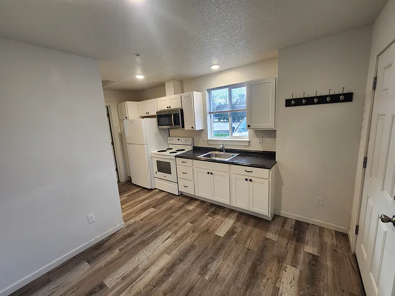 2600 SE Orient Dr #9 — Photo 2