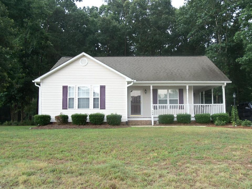 Front of house, big yard