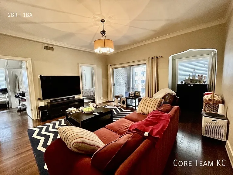 710 W 48th St #301 — Photo 2