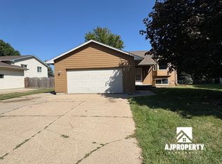 2208 S Larch Ave, Sioux Falls, SD 57106