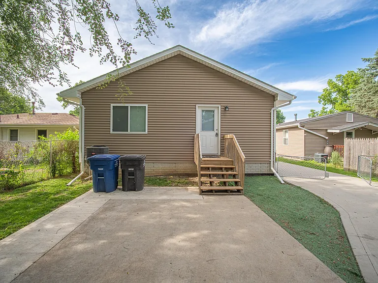 311 E Diehl Ave — Photo 16