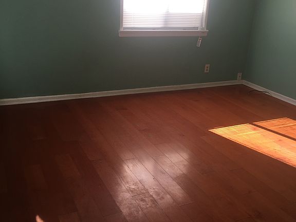 3rd image of 1425 N Hollywood Way