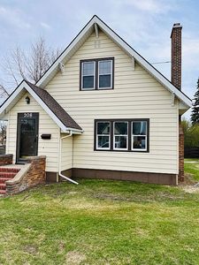 208 3rd St SE, Rugby, ND, 58368
