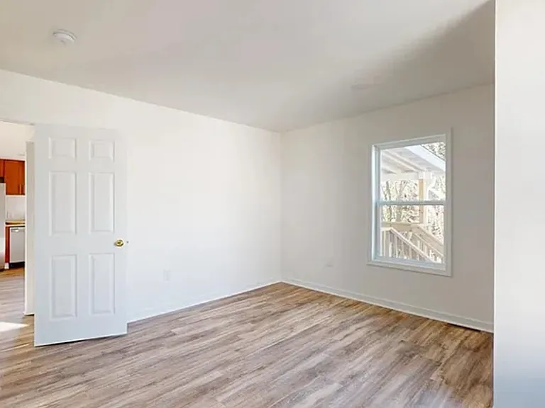82 Ashlawn Dr — Photo 6