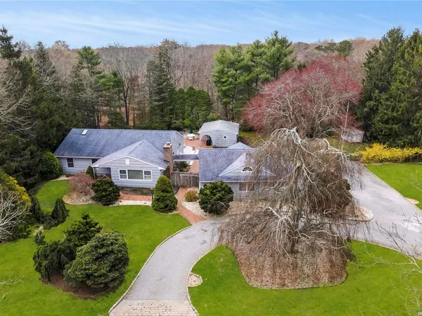 25 Squires Ave, East Quogue, NY 11942