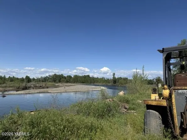 181 Quick Ln, Zillah, WA 98953