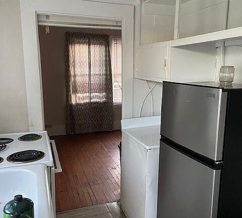 5th image of 313 N Oleander Ave