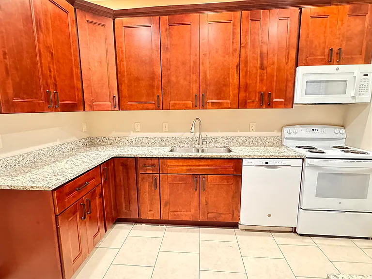 2248 Sheldon St — Photo 12