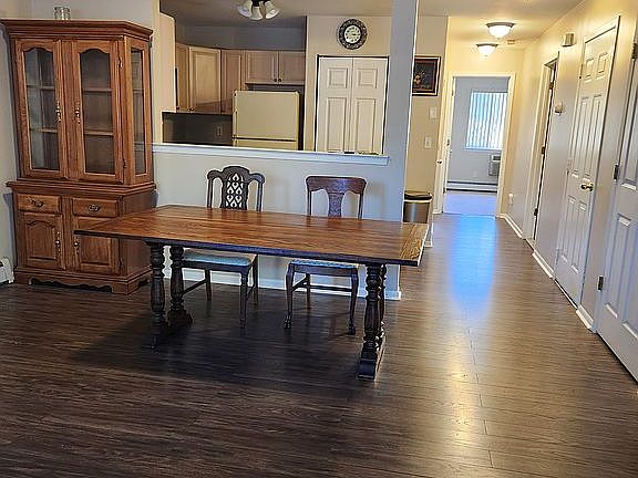 2nd image of 407 Cambridge Ct