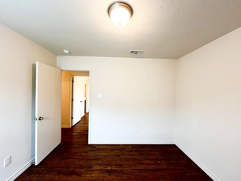 1515 Justin Loop #B — Photo 27
