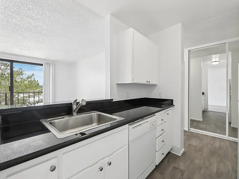 Lakewood Apartments At Lake Merced — Photo 28