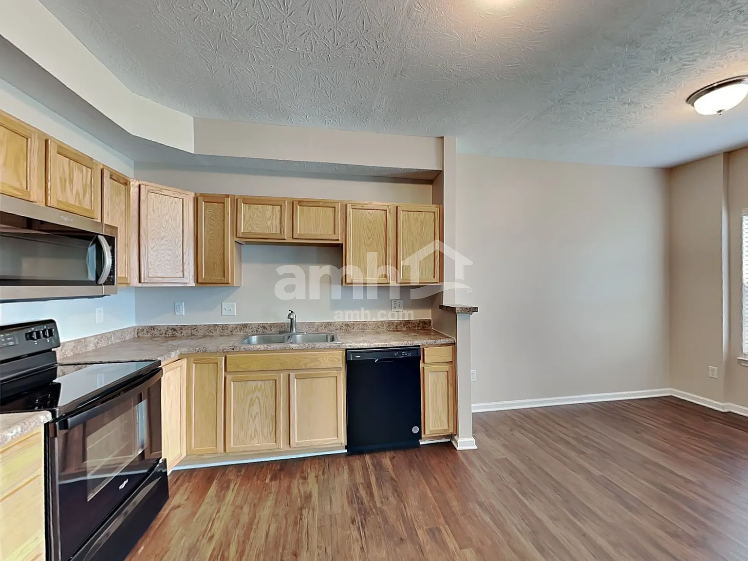 3 bed, 2.5 bath, 1668 sqft, $2,245 — Photo 3