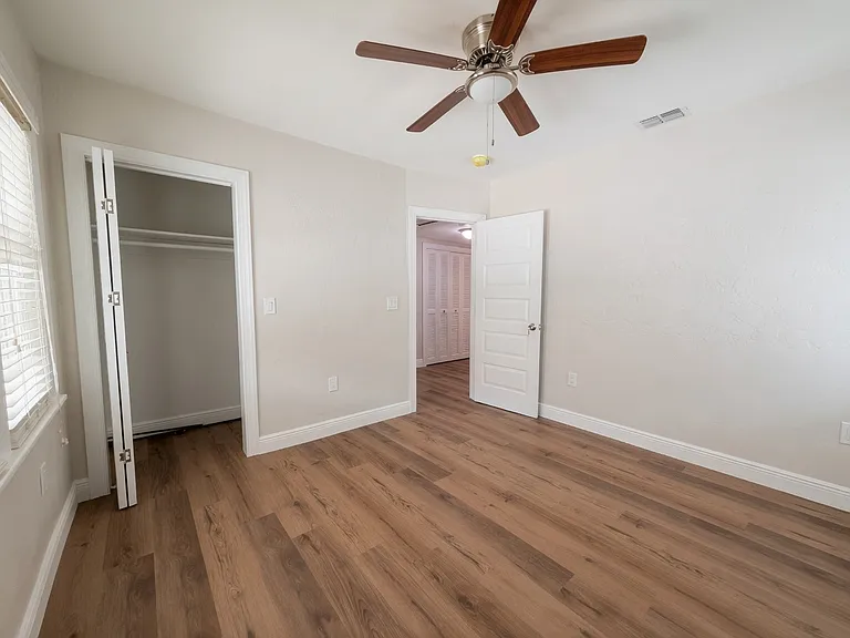 1st bedroom.