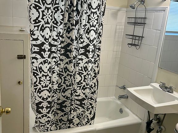 4th image of 7426-28 Claremont Dr