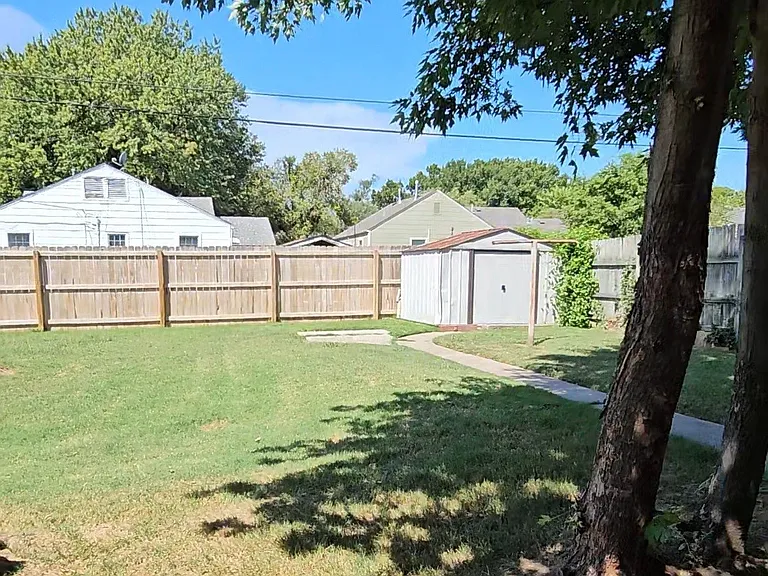 1430 S Erie Ave E — Photo 21