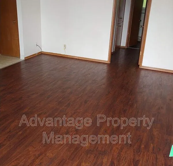 339 Jackson St W #2 — Photo 4