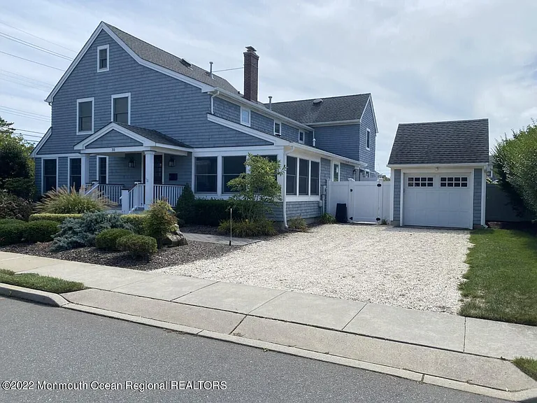 35 Bristol Pl — Photo 2