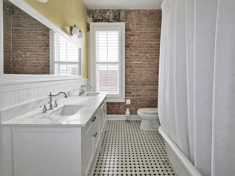 211 E Milam St #A — Photo 3