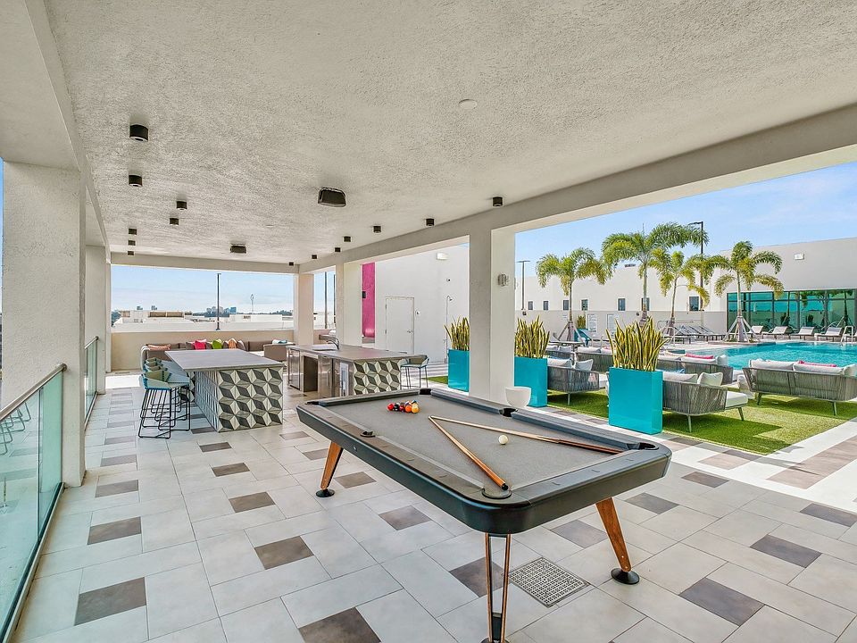 Outdoor entertainment area complete with grills, pizza oven, lounge seating, billiards table and Wi-Fi.
