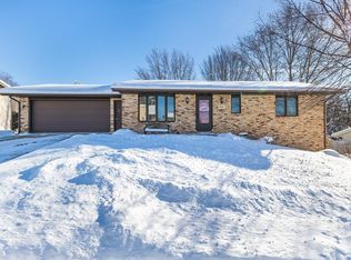 834 Council Hill Dr, Dubuque, IA 52003