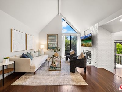 835 S Lucerne Blvd APT 310, Los Angeles, CA, 90005