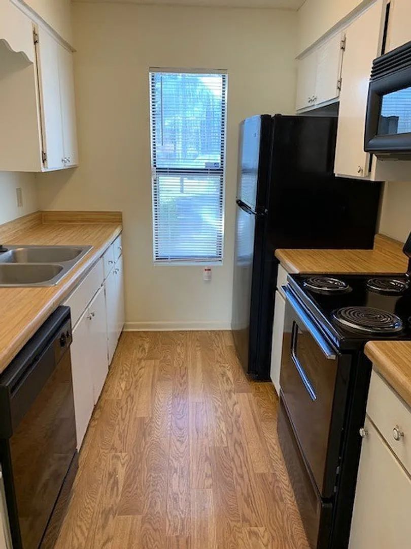 Avalon Townhomes /Washer & Dryer included!! — Photo 4