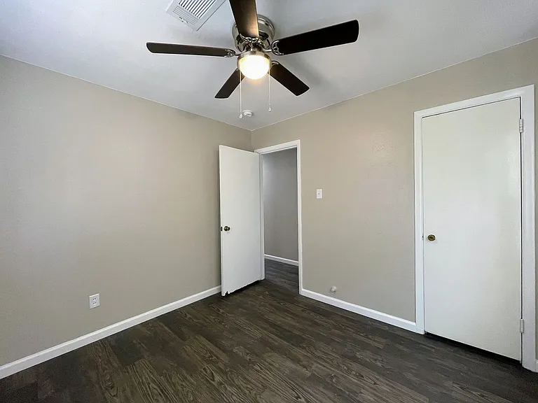 2109 42nd St — Photo 12