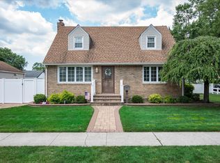 39 Hilton Ave, New Hyde Park, NY 11040