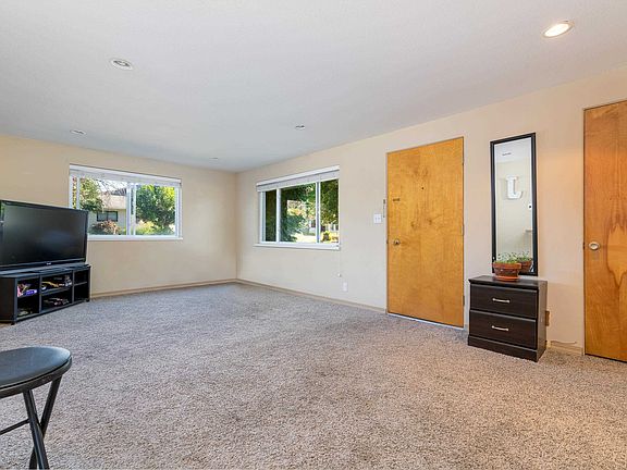 4th image of 2285 Linda Ln