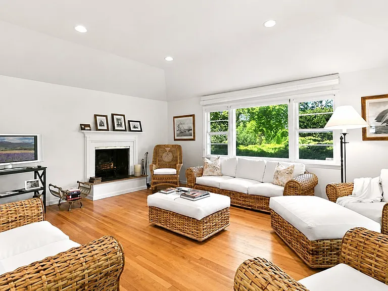 33 Apaquogue Rd — Photo 2