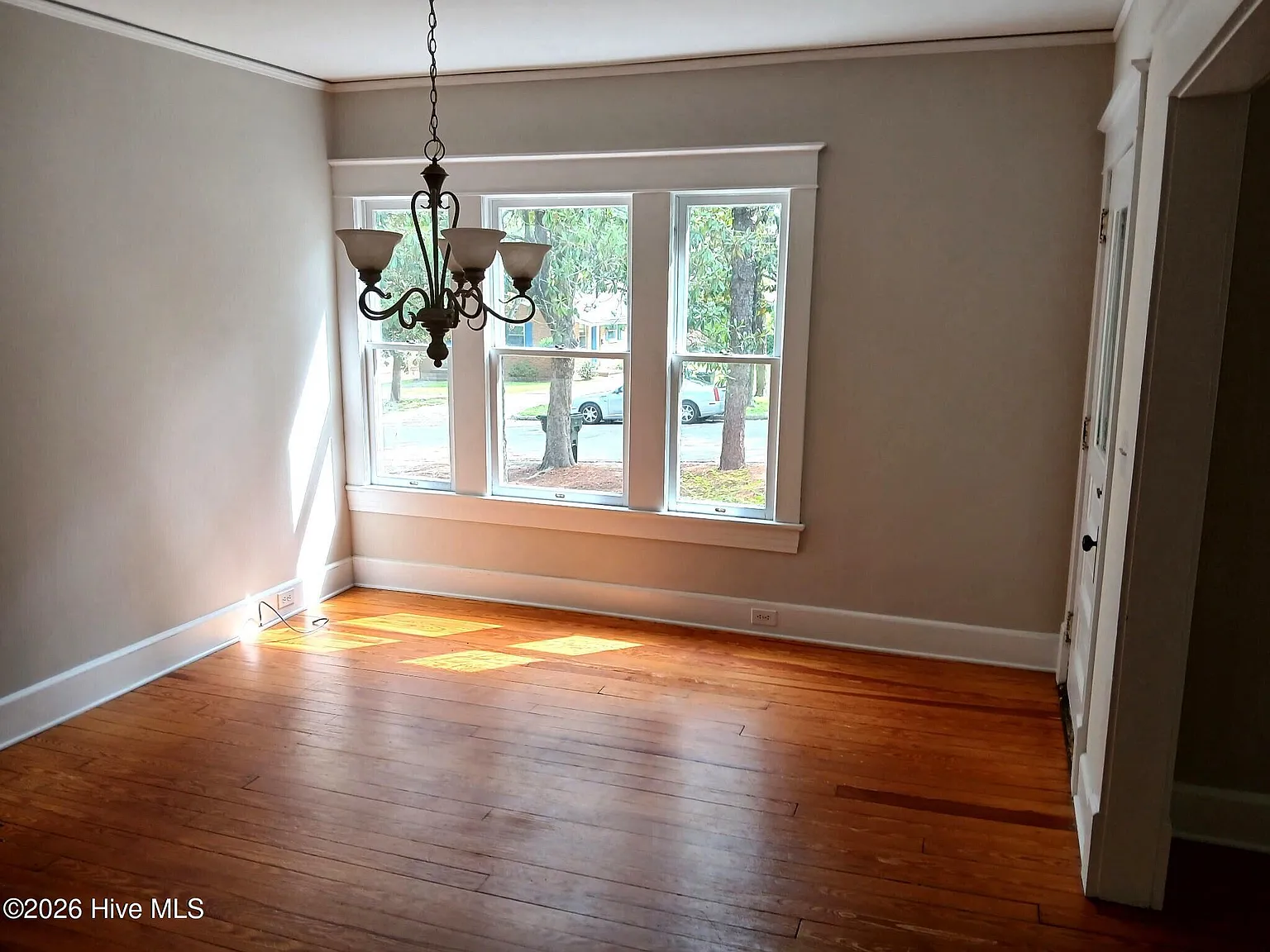2 bed, 1.5 bath, 1600 sqft, $1,800 — Photo 3