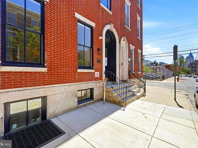 627 N 16th St #301 — Photo 1