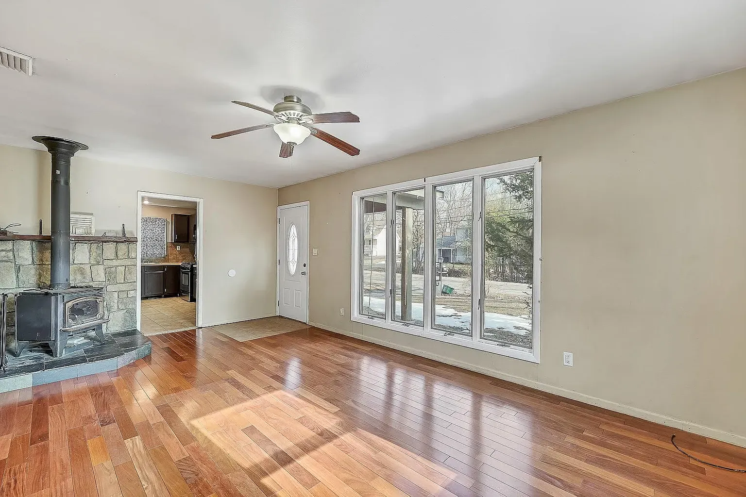 3 bed, 936 sqft, $3,000 — Photo 4