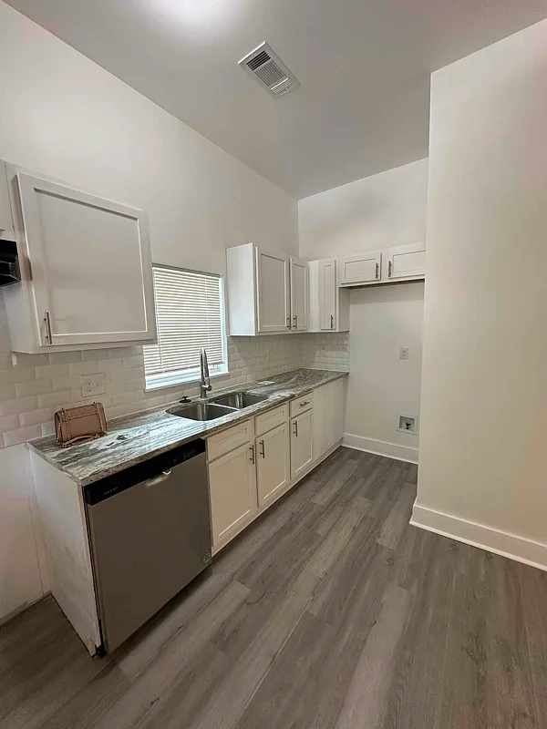 939 Seattle Street — Photo 3