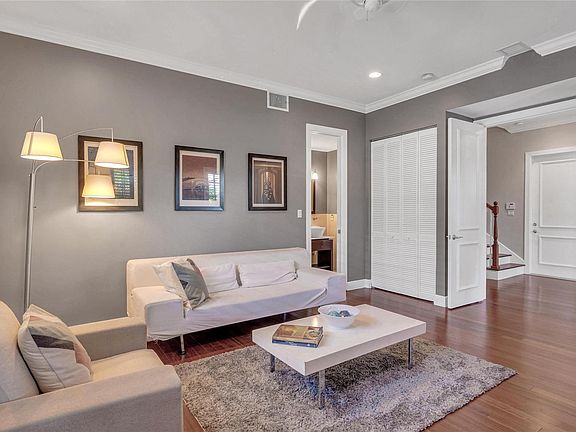 5th image of 520 NE 11th Avenue