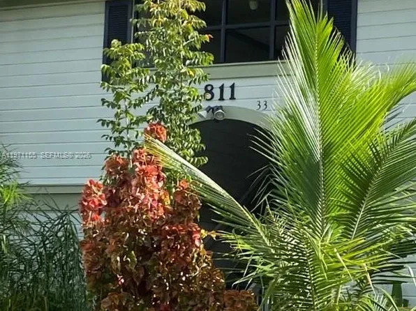 811 NE 199th St, Miami, FL