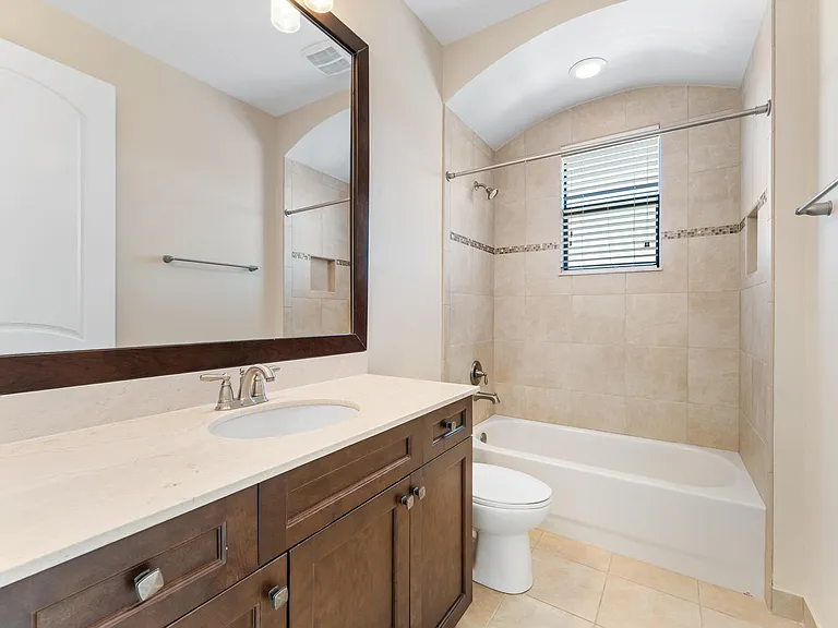 259 SE Calmo Cir — Photo 32