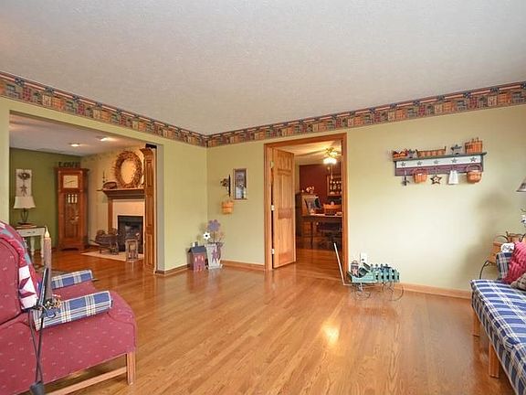 3rd image of 5594 Beech Grove Dr