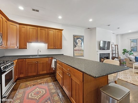 2nd image of 2457 N Lincoln Ave APT 2