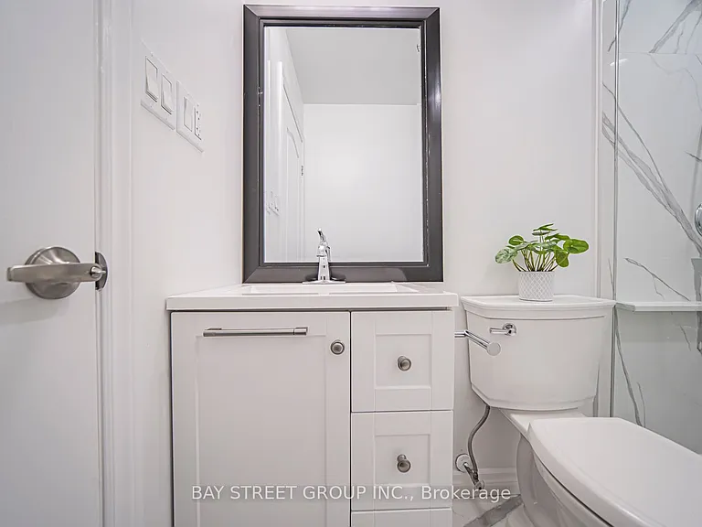 326 Major Mackenzie Dr E #102 — Photo 9