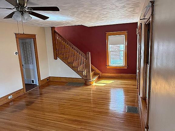 5th image of 429 Lowe St