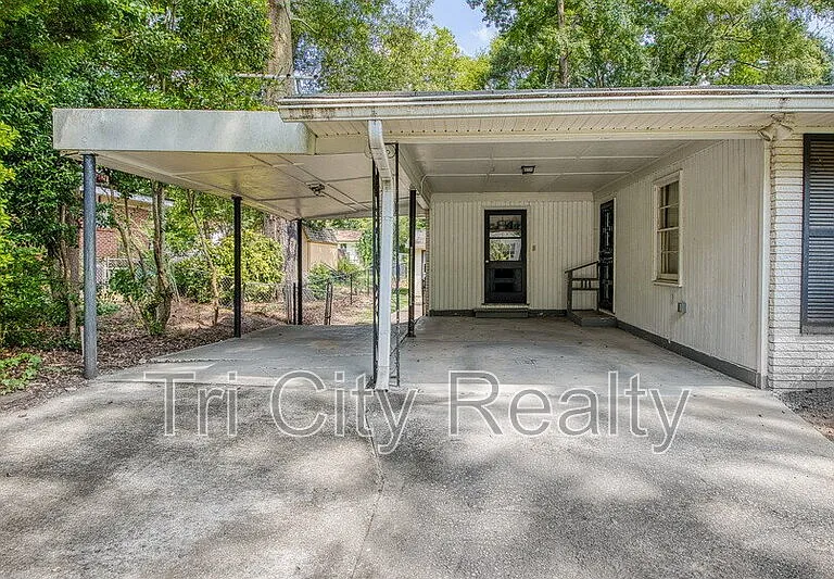 212 Hilltop Dr — Photo 5