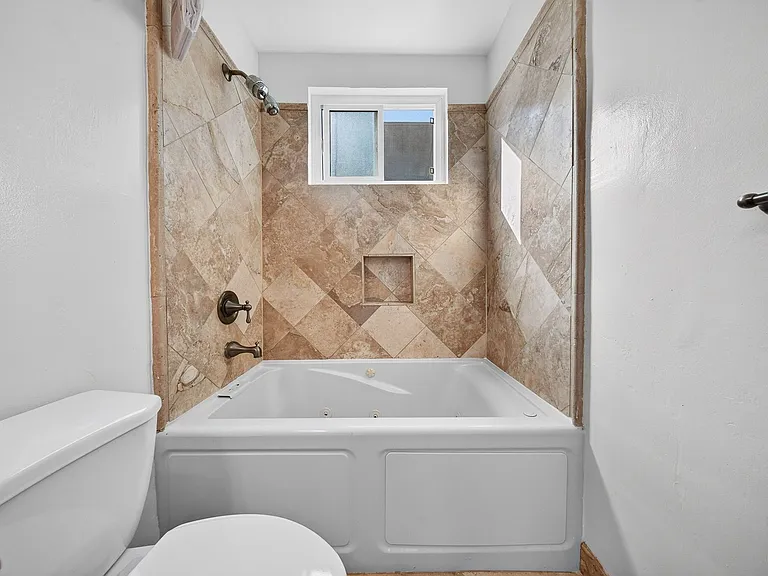 918 7th St — Photo 27