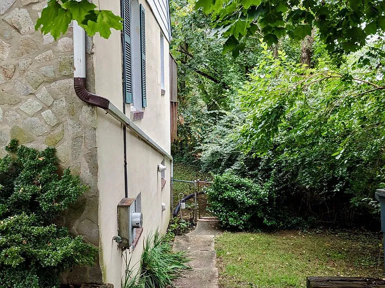 Right side of house going down to the backyard.