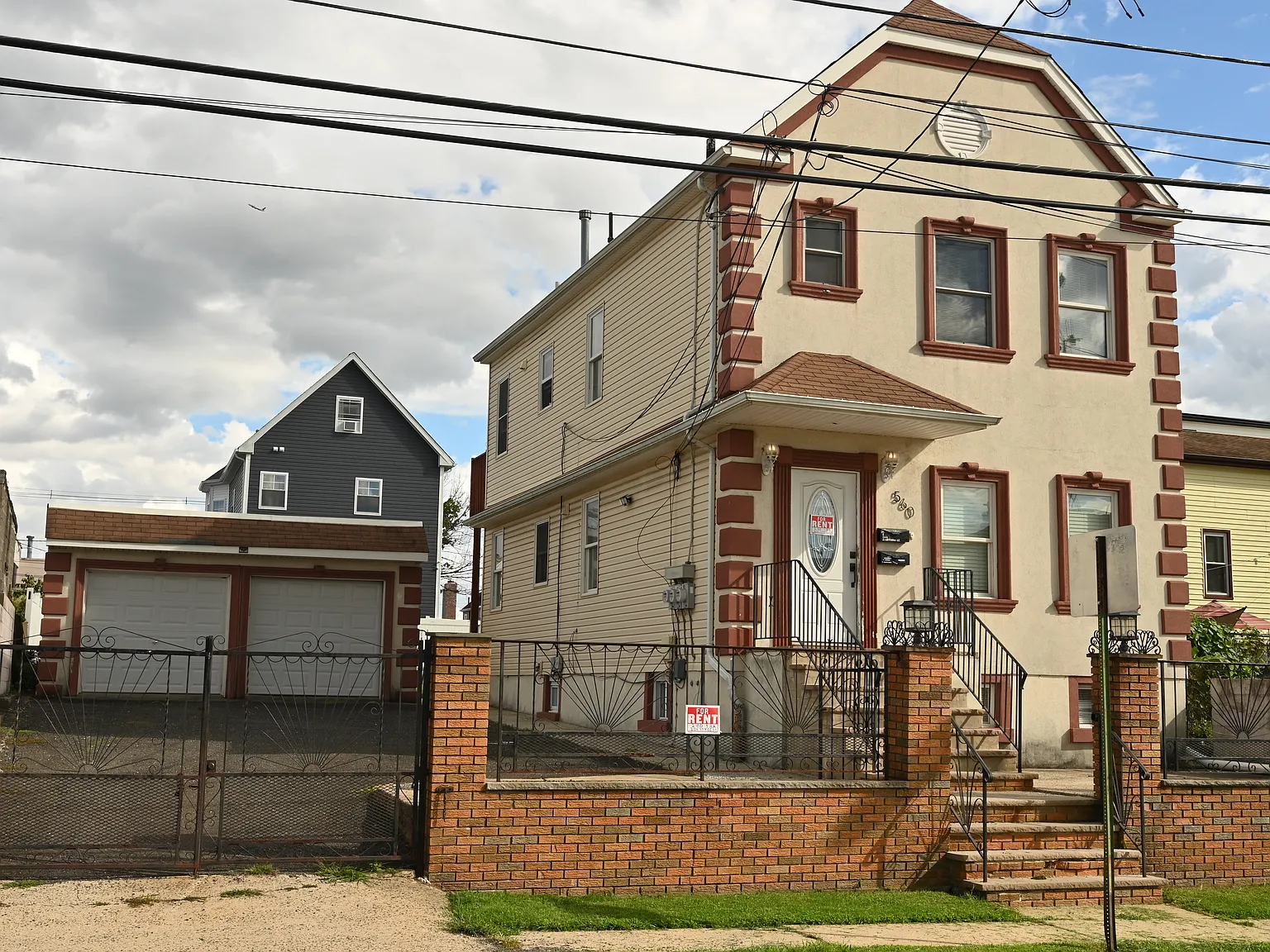 560 Forest St — Photo 1