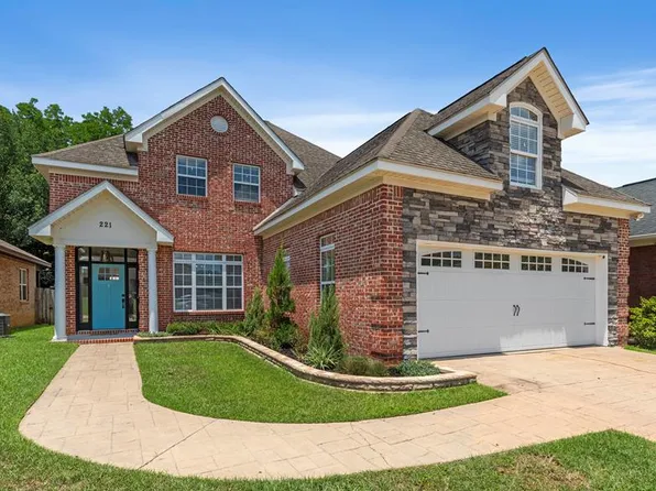 221 Veritas Dr, Dothan, AL 36303