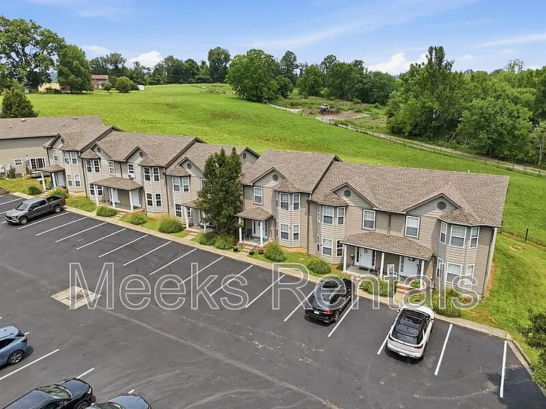 Ariel Pointe Townhomes — Photo 4