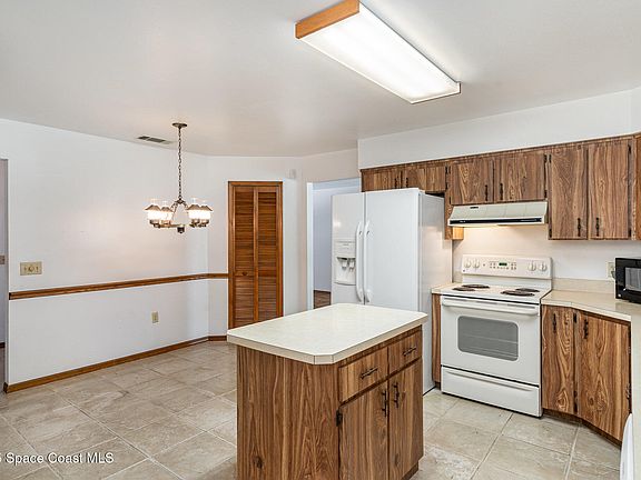 4th image of 3297 Fairview Dr